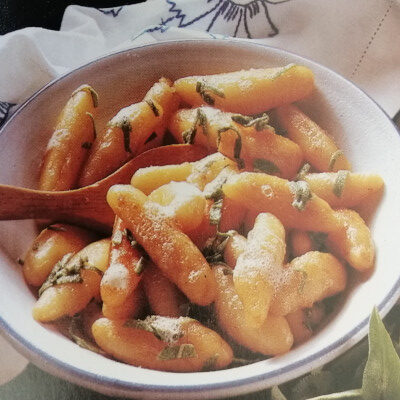 Aardappelrolletjes met salieboter