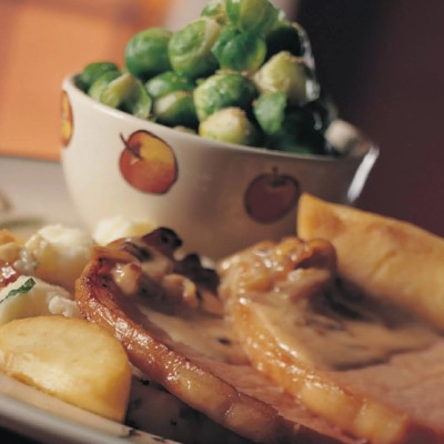 Casselerrib met appel en uiensaus